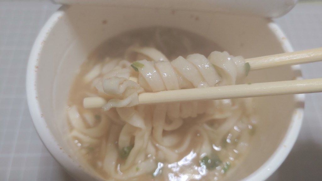 日清のどん兵衛 ガチニンニク背油風豚骨マシマシ篇うどん