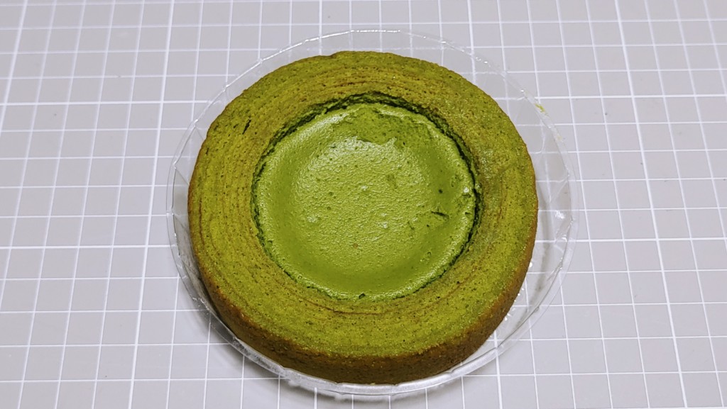 ファミリーマートの旨み抹茶チーズケーキのバウム