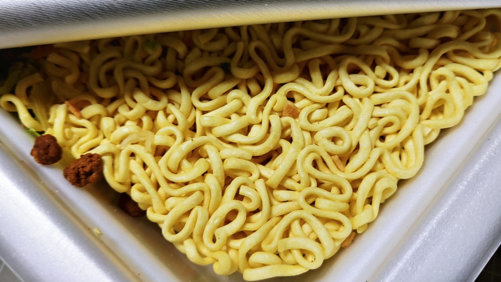 サンヨー食品 背徳のニンニク 豚醤油汁なし麺