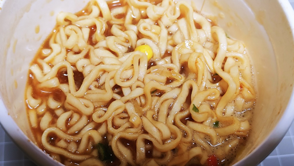 セブンイレブン 麺までジンジャー濃厚味噌ラーメン