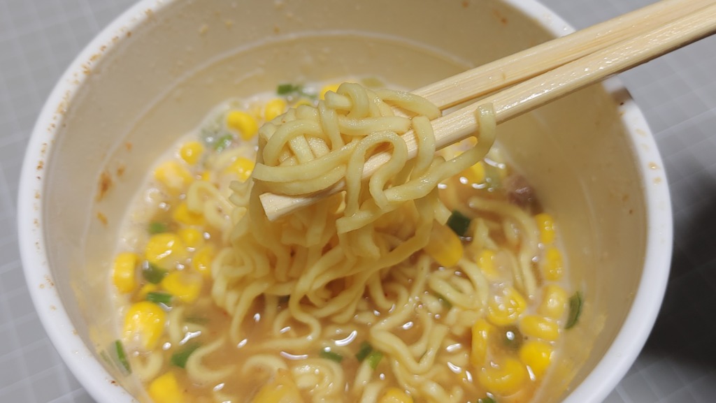 東洋水産 マルちゃん 味噌バター味ラーメン コーン15%増量