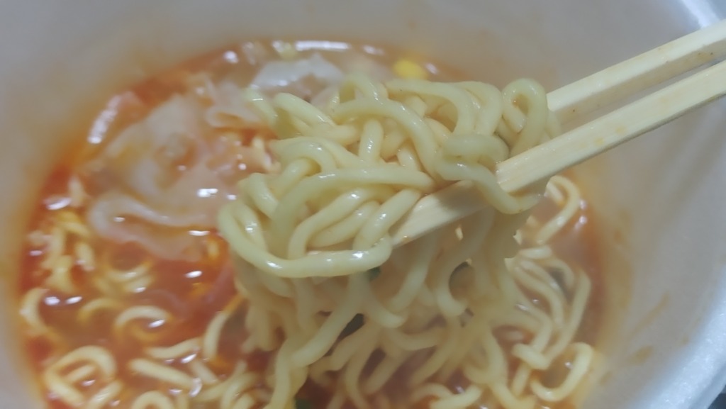 スーパーカップ 四川山椒香る辛味噌ワンタン麺